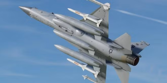 Vũ khí mà JF-17 có thể mang theo cũng không phải quá lý tưởng, pháo 23 mm mà nó được trang bị, thường gặp sự cố kẹt đạn. Ngoài tên lửa tầm xa SD-10 và tên lửa chống hạm C-802AK, JF-17 chỉ có thể mang vũ khí thông thường được sử dụng trên MiG-21; hiện Pakistan đang nỗ lực, để tích hợp với các loại vũ khí khác của Trung Quốc, nhưng thu được rất ít thành công.