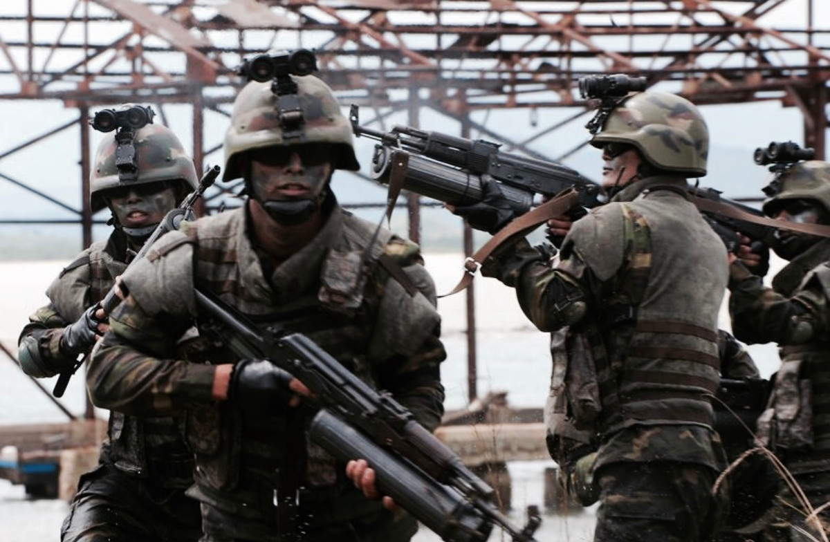 Đáp lại, Triều Tiên đã đề cao tầm quan trọng của các lực lượng đặc biệt. Hiện tại, Bình Nhưỡng duy trì 25 lữ đoàn và 5 tiểu đoàn lính đặc nhiệm; được tổ chức để đảm nhận các nhiệm vụ từ tấn công từ đường giới tuyến (DMZ), vào sâu trong lãnh thổ Hàn Quốc và thực hiện các vụ ám sát.