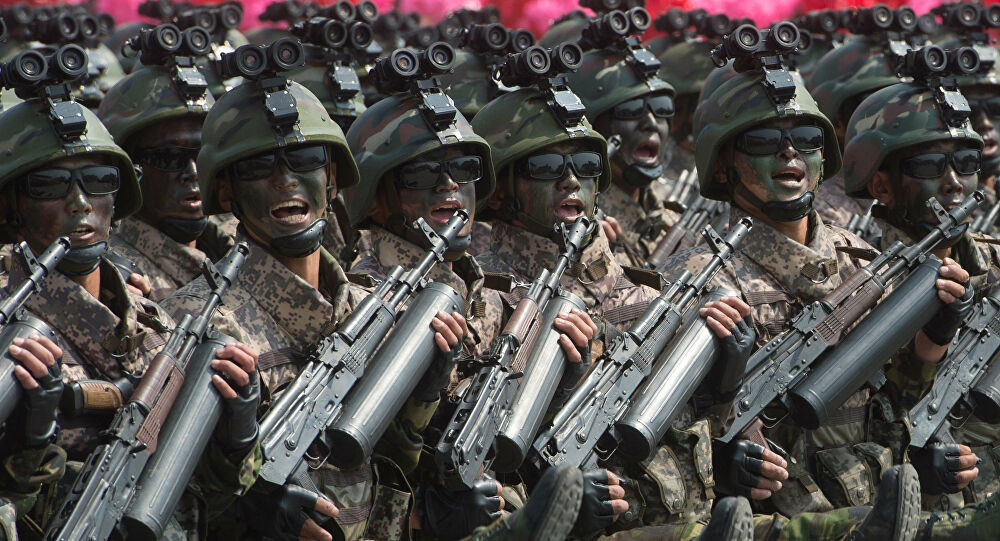 Các lực lượng đặc biệt của Triều Tiên thường hoạt động sau chiến tuyến của đối phương, phương tiện đưa lực lượng này đến đó rất đa dạng; nếu vượt qua đường giới tuyến DMZ có các đường hầm. Về đường biển, Bình Nhưỡng có khả năng đổ bộ 5.000 quân chỉ trong một lần, bằng các phương tiện từ tàu đổ bộ đến tàu ngầm và thậm chí là cả tàu dân sự.