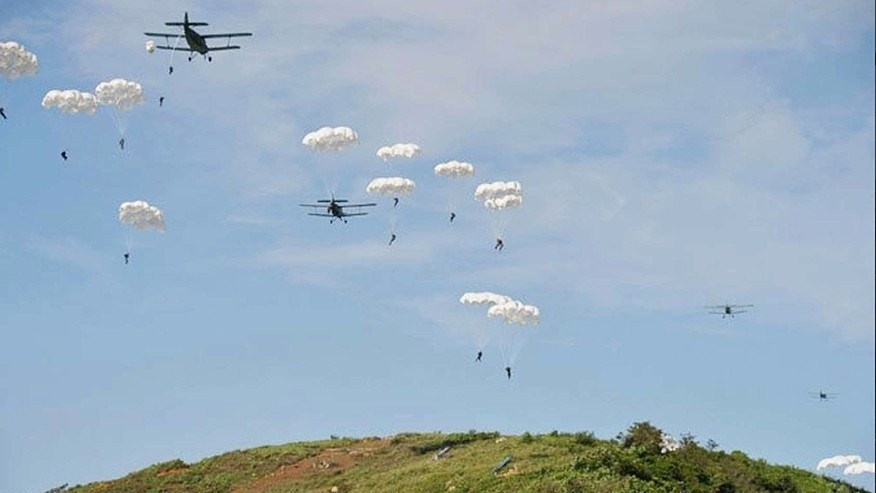 Về phương tiện đổ bộ đường không, Triều Tiên có một đội bay khoảng hai trăm chiếc máy bay vận tải hạng nhẹ An-2 đã rất cũ. Ưu điểm của loại máy bay này là có khả năng bay thấp và bay chậm, để tránh radar; mỗi chiếc An-2 có thể chở tới 12 lính biệt kích, hạ cánh trên những đường băng ngắn, hoặc nhảy dù xuống mục tiêu.