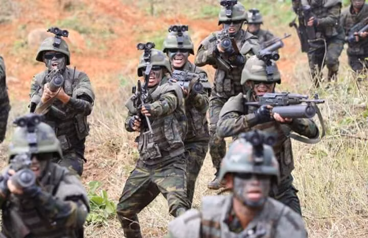 Những lực lượng này không sử dụng trang phục, vũ khí Quân đội Triều Tiên mà mặc quần áo dân sự, hoặc quần áo quân đội Hàn Quốc, thậm chí là quân đội Mỹ. Một lữ đoàn bắn tỉa của Lục quân, sẽ có một trung đội bắn tỉa toàn phụ nữ, quân số từ 30-40 người, được huấn luyện để tiến hành các hoạt động chiến đấu trong trang phục dân thường.