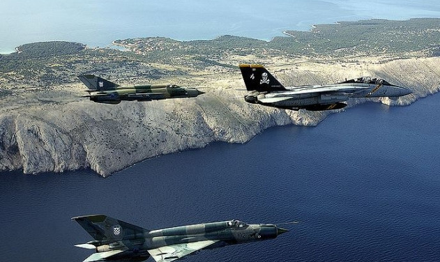 Sửa đổi đáng chú ý là những bảng đồng hồ tiếng Nga trong buồng lái được thay bằng tiếng Anh, với những vòng cung xanh được đặt trên mặt đồng hồ, để chỉ ra các thông số hoạt động bình thường. Các thiết bị khác, bao gồm ghế phóng hay vũ khí, vẫn được giữ nguyên.