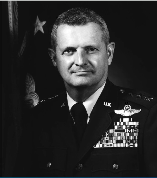 Trong suốt thời kỳ Chiến tranh Lạnh, tình báo Mỹ đã tìm cách tiếp cận khai thác càng nhiều vũ khí của Liên Xô càng tốt. Mức độ bảo mật của các hoạt động này của Mỹ rất cao; cho đến tận năm 1984, khi Trung tướng Không quân Mỹ Robert Bond qua đời, trong một vụ tai nạn máy bay bí ẩn gần Khu vực 51, sự việc mới vỡ lở.