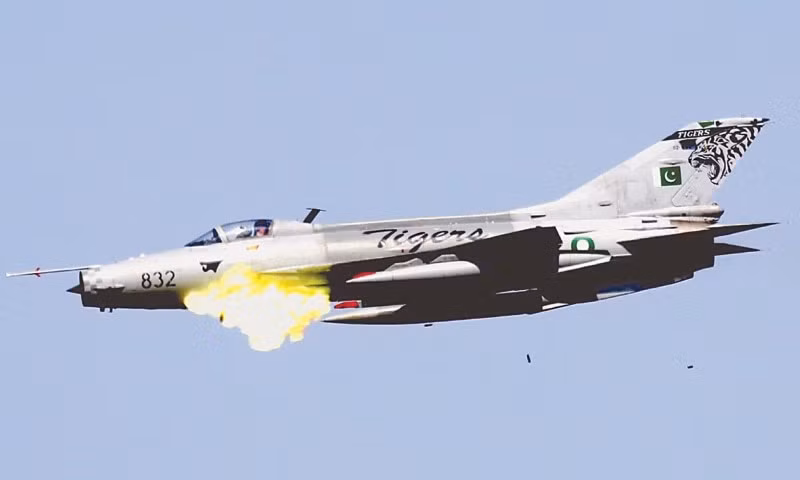 Về điểm yếu của MiG-21, McCoy đánh giá buồng lái của máy bay có tầm nhìn rất hạn chế, cự ly hoạt động quá ngắn và vũ khí chính là tên lửa tầm ngắn AA-2 Atoll kém hơn so với loại tên lửa cùng loại của Mỹ.