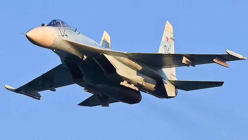 Thiết kế của chiến đấu cơ J-11B dựa trên khung máy bay Su-27 Flanker của Liên Xô, Su-27 được đánh giá là loại máy bay có khả năng chiến đấu tốt nhất trong thời kỳ Chiến tranh Lạnh. Trung Quốc chính là khách hàng đầu tiên mua được máy bay chiến đấu Su-27 từ Nga vào năm 1992.