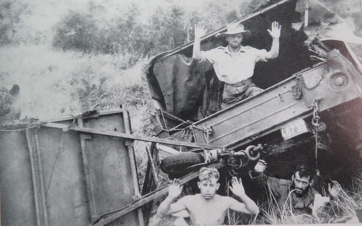 Quân Pháp quyết định để lại toàn bộ thương binh cùng nhân viên và trang bị quân y, chia thành các toán nhỏ rút về cây số 15. Đến 19 giờ, toán quân Pháp cuối cùng thoát khỏi vòng vây ở cây số 15. 11 giờ 30 ngày 25/6, toán đầu tiên đã liên lạc được với binh đoàn dù số 1 ở cây số 22.