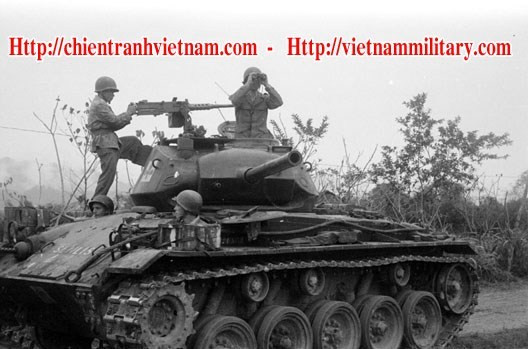 Thực dân Pháp phải co cụm, lợi dụng xe thiết giáp phòng thủ và tiếp tục bị hoả lực và bộ binh trung đoàn 96 tấn công gây thêm nhiều thương vong. Lúc 17 giờ 15, các tiểu đoàn Pháp được lệnh bỏ lại toàn bộ xe cộ để vượt vòng vây về hội quân với binh đoàn 42 và binh đoàn dù số 1 ở cây số 22.