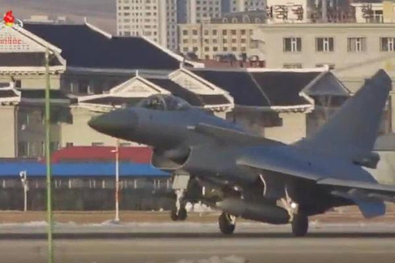 Vừa qua, hàng loạt phương tiện truyền thông của nhiều quốc gia đồng loạt đăng tin về việc Triều Tiên đã cho biên chế tiêm kích J-10B hiện đại do Trung Quốc sản xuất. Nguồn gốc bắt đầu từ tấm ảnh cho thấy chiếc tiêm kích đang cất cánh do có logo của hãng KCTV - Truyền hình nhà nước Triều Tiên ở bên góc phải. Ảnh: Bức ảnh được cho là tiêm kích J-10B của Không quân Triều Tiên