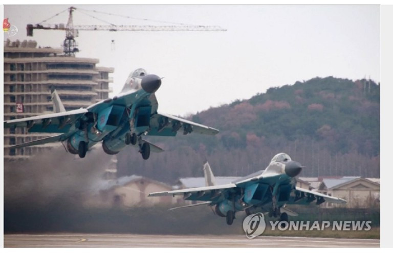 Bên cạnh nhập khẩu, Triều Tiên cũng có khả năng tự sản xuất/lắp ráp các tiêm kích MiG-29 cho riêng mình theo giấy phép và dây chuyền chuyển giao từ Liên Xô. Những chiếc máy bay này có khả năng tương đương với phiên bản Fulcrum-C hoặc thậm chí hơn, với năng lực khá đáng tin cậy. Dù không rõ số lượng họ đã chế tạo xong nhưng có thể tin rằng chưa quá 40 chiếc hoàn thành. Ảnh: MiG-29 của Không quân Triều Tiên