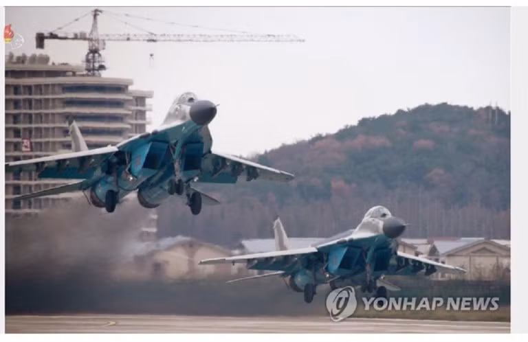 Bên cạnh nhập khẩu, Triều Tiên cũng có khả năng tự sản xuất/lắp ráp các tiêm kích MiG-29 cho riêng mình theo giấy phép và dây chuyền chuyển giao từ Liên Xô. Những chiếc máy bay này có khả năng tương đương với phiên bản Fulcrum-C hoặc thậm chí hơn, với năng lực khá đáng tin cậy. Dù không rõ số lượng họ đã chế tạo xong nhưng có thể tin rằng chưa quá 40 chiếc hoàn thành. Ảnh: MiG-29 của Không quân Triều Tiên