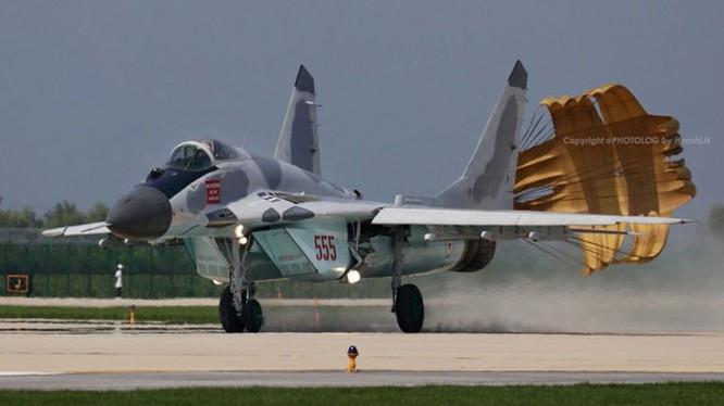 Triều Tiên từ lâu đã bị Mỹ và Phương Tây cấm vận ngặt nghèo cả về kinh tế lẫn quân sự, do đó việc nước này có thể mua các loại vũ khí hiện đại hàng đầu thế giới hiện nay gần như là quá khó. Do đó, họ chỉ còn cách dựa vào nội lực của bản thân để tự sản xuất. Ảnh: MiG-29 của Không quân Triều Tiên hạ cánh 