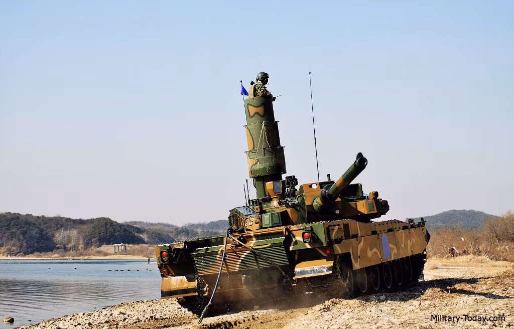 Một tính năng đặc biệt của xe tăng K2 là khả năng vượt sông bằng "ống thở"; có lẽ thiết kế này Hàn Quốc đã học từ thiết kế xe tăng T-80, mà nước này nhập của Nga. Với ống thở, K2 có thể vượt qua được khu vực nước sâu tới 4,1 mét.