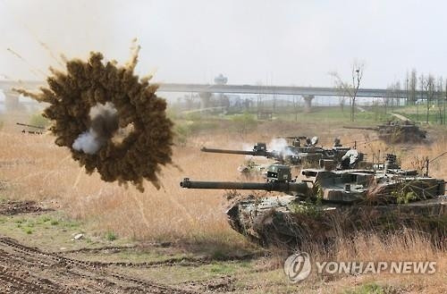 Giống như gần như tất cả các loại xe tăng hiện đại khác, K2 có thể bắn đạn nổ tiêu chuẩn và đạn xuyên động năng. Một trong những loại đạn độc đáo của nó là KSTAM-II. KSTAM là loại đạn xuyên giáp thông minh, được đánh giá là hiện đại nhất hiện nay; đạn ngắm vào vào các bộ phận được bọc giáp yếu nhất của xe tăng, như phần trên nóc tháp pháo.