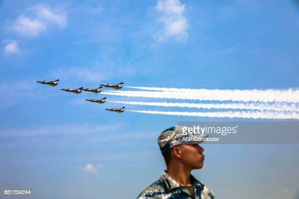 Dù sao đi nữa, Bắc Kinh dường như không vội vàng thay thế tất cả các máy bay chiến đấu cũ của họ bằng những loại chiến đấu cơ mới. Việc trang bị loạt lớn máy bay chiến đấu mới có thể đợi cho đến khi ngành hàng không Trung Quốc giải quyết xong các vấn đề về động cơ của máy bay thế hệ thứ tư và máy bay tàng hình. Nguồn ảnh: Pinterest.