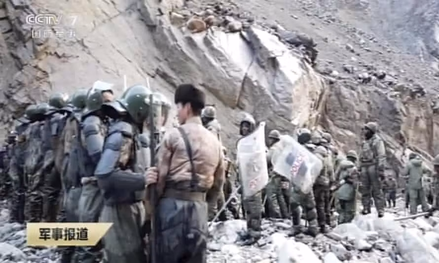 Trước đó, quan hệ giữa Trung Quốc và Ấn Độ ở khu vực biên giới rất căng thẳng; hai bên đã liên tục triển khai quân số, vũ khí, trang bị kỹ thuật hạng nặng lên khu vực biên giới. Mặc dù địa hình của khu vực này rất hiểm trở, được coi là "nóc nhà thế giới", nhưng cả hai bên đều triển khai xe tăng chiến đấu hạng nặng tại đây.