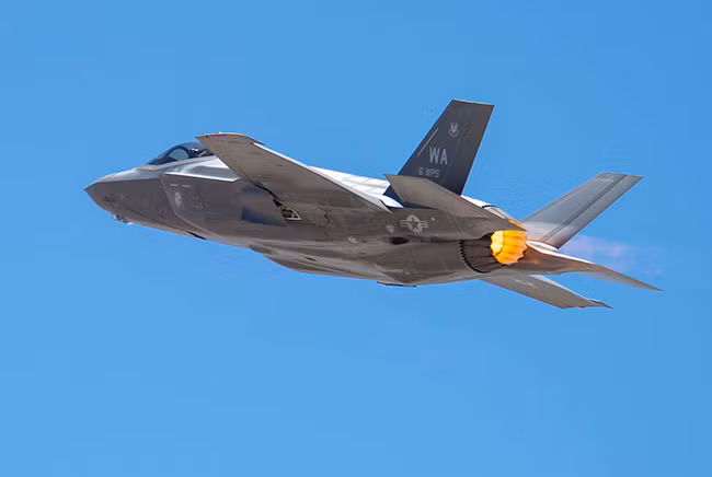 Chuyên gia quốc phòng Ryan Bol của Mỹ cũng cho rằng, nhiều khả năng Mỹ sẽ sử dụng việc bán F-35, như một con bài mặc cả, để ngăn UAE mua vũ khí và thiết bị của các đối thủ cạnh tranh của Mỹ, như Trung Quốc và Nga.