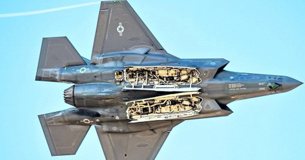 Điều đáng chú ý là các máy bay chiến đấu F-35 mà Mỹ bán cho UAE, gần như chắc chắn sẽ bị cắt giảm tính năng hơn, so với các máy bay F-35 của Israel. UAE chỉ nhận được mẫu F-35A tiêu chuẩn, và nó không có khả năng được nâng cấp trong nước. Ngoài ra, bất kỳ nỗ lực nâng cấp nào của UAE, đều rất có thể vi phạm điều kiện bán F-35.