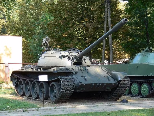 T-54/55 được xem là mẫu xe tăng thành công nhất của Liên Xô sau Chiến tranh Thế giới thứ 2, đây cũng là mẫu tăng được sản xuất với số lượng nhiều nhất thế giới (khoảng 80.000-100.000 chiếc). T-54/55 có trọng lượng chiến đấu chỉ khoảng 36 tấn, nhưng trang bị pháo đến 100mm. Hiện loại xe tăng này vẫn có trong trang bị của khoảng 40 quân đội các quốc gia trên thế giới.