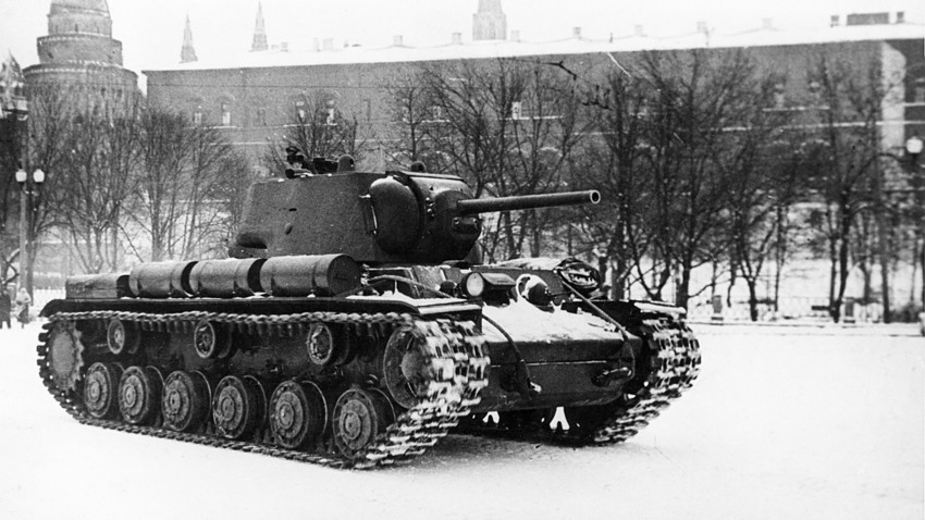 KV-1 là mẫu xe tăng hạng nặng nổi tiếng của Liên Xô trong Chiến tranh Thế giới 2, khoảng 5.219 chiếc được sản xuất trong giai đoạn 1939-1943. Xe nặng 45 tấn, bọc giáp dày 90mm, lắp pháo 76,2mm M1941 và 3-4 súng máy 7,62mm.