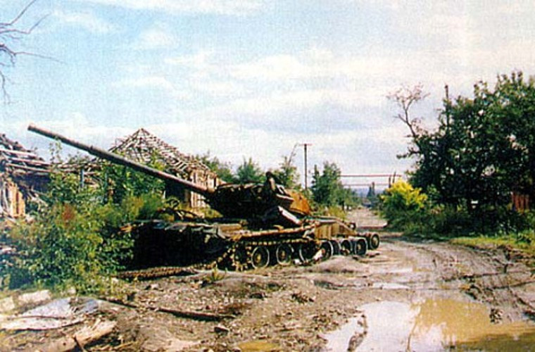 Tuy nhiên, trong cuộc chiến Chechnya lần thứ nhất, 200 xe tăng và xe thiết giáp các loại của quân đội Nga đã bị phá hủy ở thủ phủ Grozny, trong đó có nhiều xe tăng T-80. Do đó, dòng xe này không còn được sử dụng trong các cuộc chiến sau này và dần đi vào quên lãng. Nguồn: Topwar.