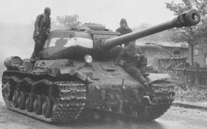 IS-2 là mẫu tăng hạng nặng thành công nhất trong dòng họ xe tăng hạng nặng IS do Liên Xô phát triển trong Thế chiến hai, với số lượng được chế tạo gần 4.000 chiếc. IS-2 nặng khoảng 46 tấn, có lớp giáp dày 30-120mm, lắp pháo D25-T 122mm và 3 súng máy 7,62mm cùng một đại liên 12,7mm.