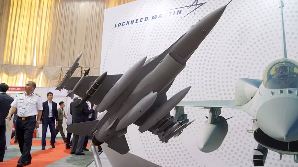 Còn Cơ quan Hợp tác An ninh Quốc phòng Mỹ tuyên bố, việc bán F-16 sẽ cho phép Philippines triển khai các máy bay chiến đấu với các loại vũ khí chính xác, để hỗ trợ các hoạt động chống khủng bố ở miền Nam và nâng cao sức mạnh chiến đấu của Quân đội Philippines, nhằm đối phó với các mối đe dọa hiện tại và tương lai trên khu vực Biển Đông.