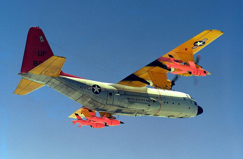 Các loại máy bay không người lái trinh sát này do kích thước nhỏ hơn các chiến đấu cơ có người lái, nên diện tích phản xạ ra đa cũng nhỏ hơn và khi bay ở độ cao lớn thì tín hiệu càng nhỏ, rất khó phát hiện hoặc khi bay thấp thì lại dễ bị lẫn vào phản xạ địa vật, không thể phát hiện được từ xa.