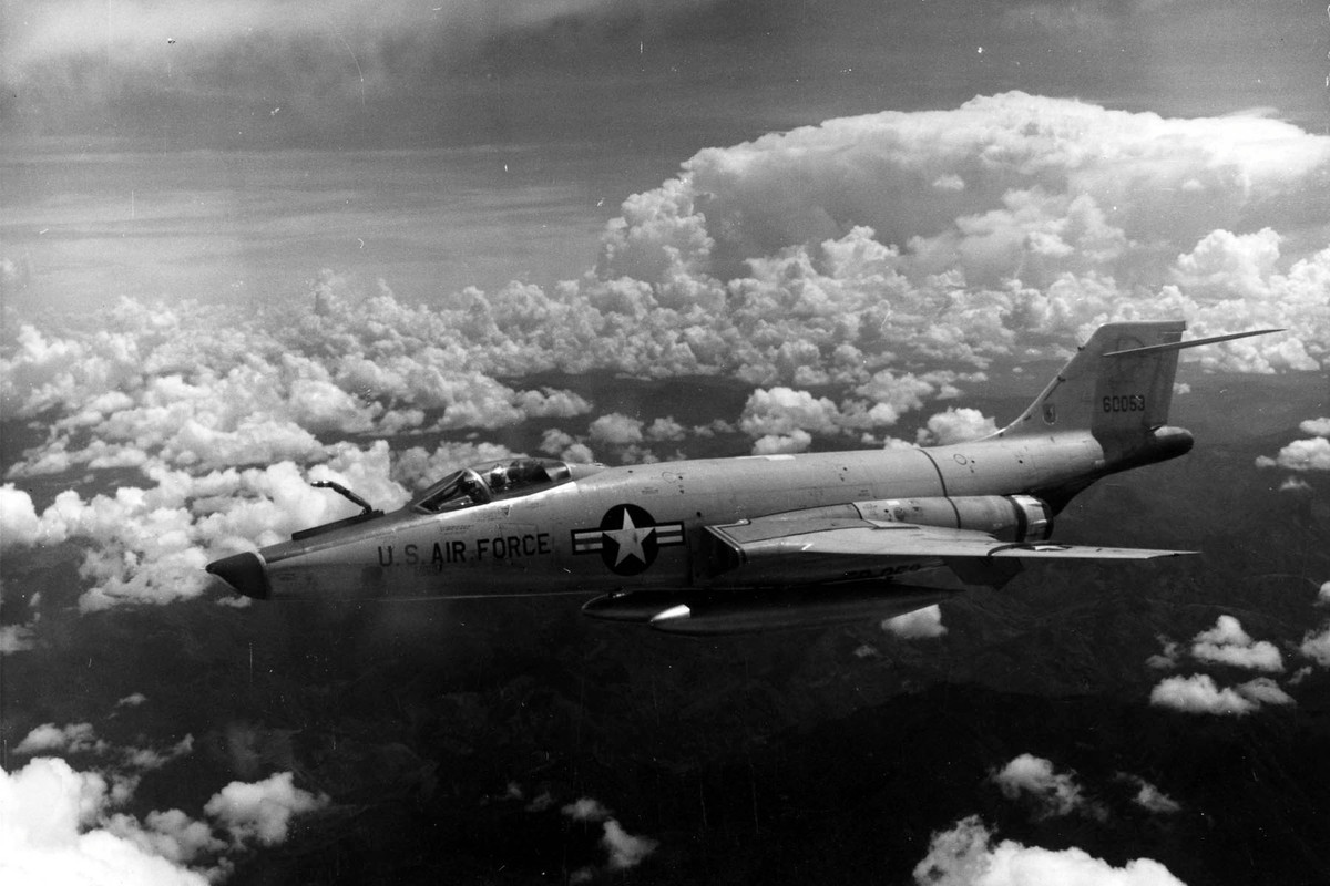 Ngày 24/7/1965, khi nghi ngờ không rõ tốp máy bay tiêm kích F-4 của mình, bị loại vũ khí phòng không nào bắn hạ ở độ cao 7 km tại Suối Hai, Hà Tây (nay là Hà Nội), hôm sau không quân Mỹ đã liên tiếp cho 1 UAV loại BQM-34, bay ở độ cao 18 km và 1 máy bay trinh sát có người lái RF-101 vào do thám khu vực trận địa.