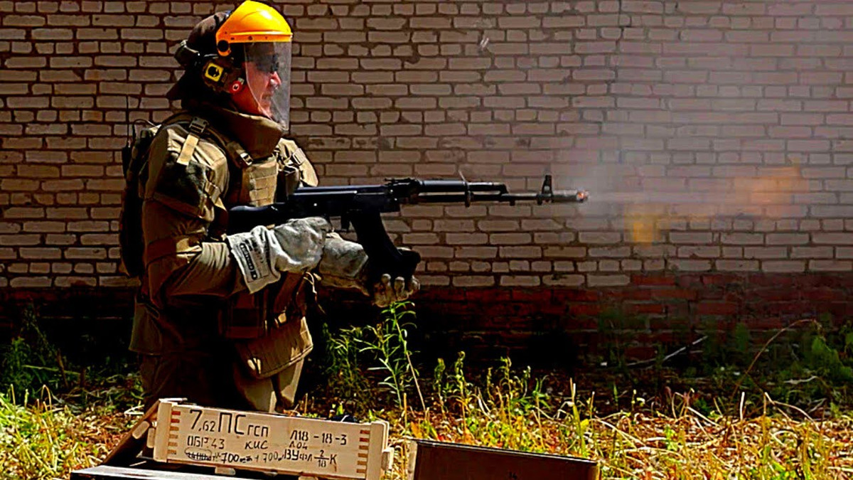 Phòng thử nghiệm vũ khí của Quân đội Nga nằm ở ngoại ô Moscow và có một số phòng mô phỏng một số địa hình như sa mạc, bão tuyết cũng như mưa nhiệt đới và trong các điều kiện thời tiết khắc nghiệt khác. Theo nghĩa đen, nơi đây có đủ thời tiết của những nơi khắc nghiệt nhất trên thế giới, mà súng có thể được sử dụng.