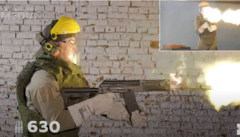 Có một số lý do lý giải tại sao AK là một trong những súng trường tấn công đáng tin cậy nhất. Đầu tiên là hệ thống thử nghiệm và đánh giá vũ khí của Nga được xây dựng từ sau Thế chiến 2, hệ thống này phân tích kinh nghiệm của Chiến tranh Vệ quốc vĩ đại và đặt ra các yêu cầu cải tiến đối với vũ khí nhỏ phải tuân thủ. 