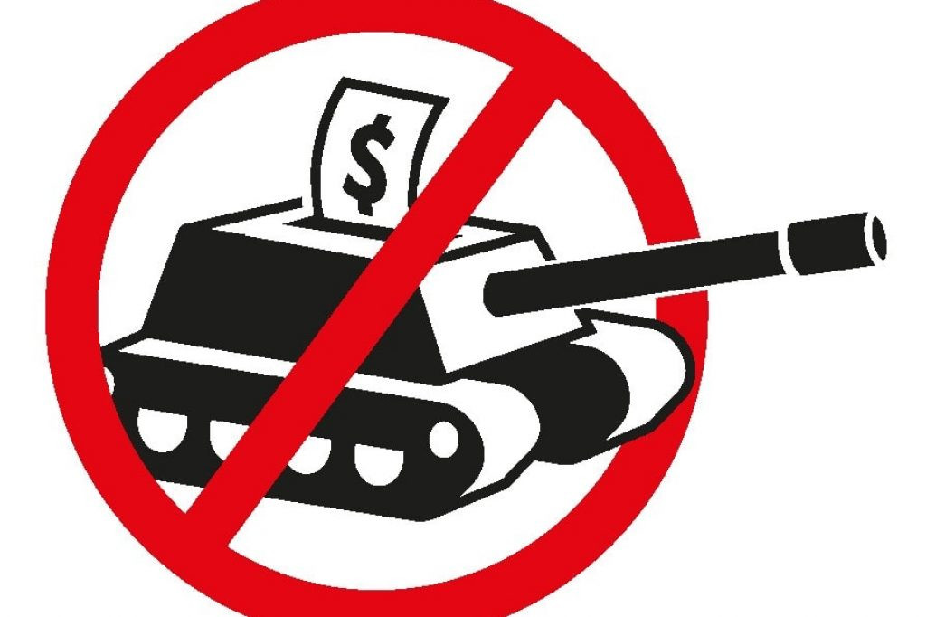 GSoA cáo buộc rằng, “nếu số máy bay chiến đấu F-35A của Thụy Sĩ đi vào hoạt động, thì sẽ phải chịu sự giám sát của Mỹ. Cơ quan mật vụ Mỹ sẽ luôn ở trong buồng lái F-35”, và có nguy cơ “những máy bay chiến đấu này sẽ được sử dụng thu thập tin tức tình báo cho Mỹ nhiều hơn là bảo vệ không phận Thụy Sĩ, trái với truyền thống trung lập của nước này”.