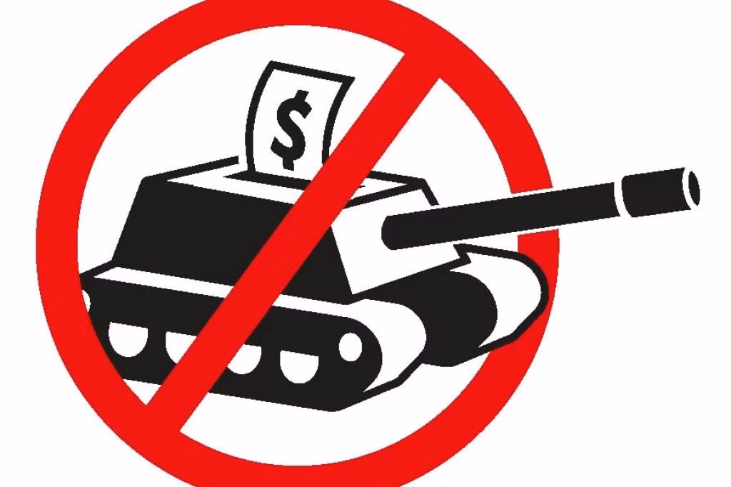 GSoA cáo buộc rằng, “nếu số máy bay chiến đấu F-35A của Thụy Sĩ đi vào hoạt động, thì sẽ phải chịu sự giám sát của Mỹ. Cơ quan mật vụ Mỹ sẽ luôn ở trong buồng lái F-35”, và có nguy cơ “những máy bay chiến đấu này sẽ được sử dụng thu thập tin tức tình báo cho Mỹ nhiều hơn là bảo vệ không phận Thụy Sĩ, trái với truyền thống trung lập của nước này”.