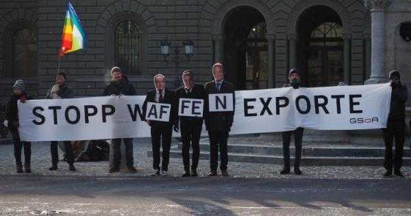 Thụy Sĩ đã từng 3 lần tổ chức trưng cầu dân ý về các thỏa thuận mua máy bay chiến đấu. Năm 2014, người dân nước này từng bỏ phiếu hủy bỏ thỏa thuận mua 22 máy bay chiến đấu Gripen do Saab của Thụy Điển sản xuất.