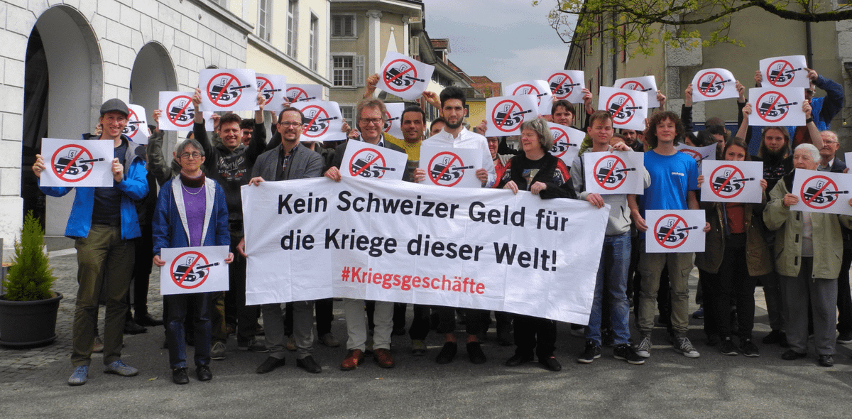 Tuần trước, tổ chức phi chính phủ GSoA đã bắt đầu thu thập chữ ký cho cuộc trưng cầu dân ý, về việc mua máy bay chiến đấu tàng hình F-35A. Nhóm GSoA được sự ủng hộ của Đảng Xanh và sẽ cần thu thập 100.000 chữ ký trong 18 tháng tới, để đưa vấn đề này ra một cuộc bỏ phiếu quốc gia. Tính đến ngày 31/8, nhóm đã thu được 4.123 phiếu bầu về sáng kiến “Dừng mua F-35”.