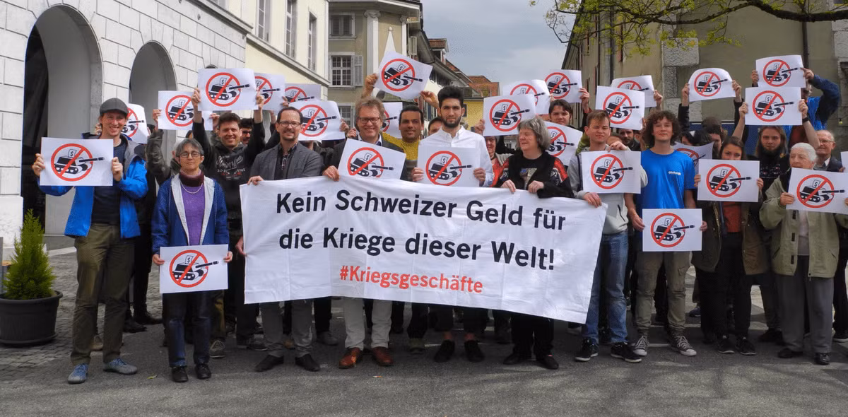 Tuần trước, tổ chức phi chính phủ GSoA đã bắt đầu thu thập chữ ký cho cuộc trưng cầu dân ý, về việc mua máy bay chiến đấu tàng hình F-35A. Nhóm GSoA được sự ủng hộ của Đảng Xanh và sẽ cần thu thập 100.000 chữ ký trong 18 tháng tới, để đưa vấn đề này ra một cuộc bỏ phiếu quốc gia. Tính đến ngày 31/8, nhóm đã thu được 4.123 phiếu bầu về sáng kiến “Dừng mua F-35”.