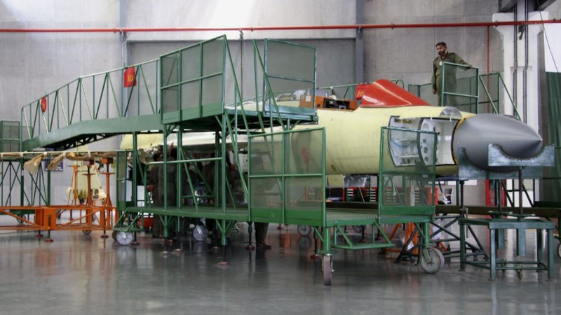 Vào năm 1999, Pakistan và Trung Quốc đã ký một thỏa thuận hợp tác phát triển và sản xuất tiêm kích giá rẻ JF-17. Hai bên cũng đã quyết định chia sẻ chi phí phát triển, trước khi bàn giao hoàn toàn sản phẩm cho Pakistan.