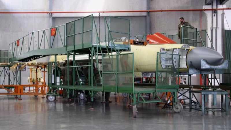 Vào năm 1999, Pakistan và Trung Quốc đã ký một thỏa thuận hợp tác phát triển và sản xuất tiêm kích giá rẻ JF-17. Hai bên cũng đã quyết định chia sẻ chi phí phát triển, trước khi bàn giao hoàn toàn sản phẩm cho Pakistan.