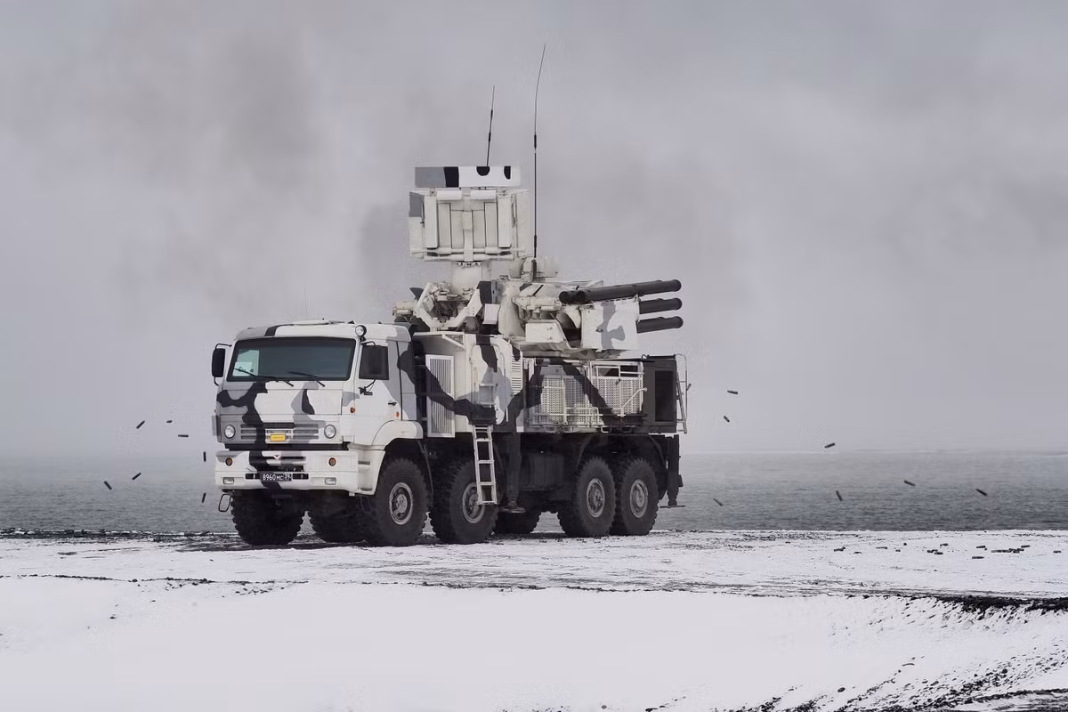 Mặc dù trông khá khác biệt với Pantsir-S1, nhưng hầu hết các thành phần phụ trên phương tiện này đều có thể hoán đổi cho nhau với Pantsir-S1. Pantsir-SA sẽ được sử dụng cùng với hệ thống Tor-M2DT, một phiên bản cải tiến tương tự ở Bắc Cực của hệ thống Tor SAM.