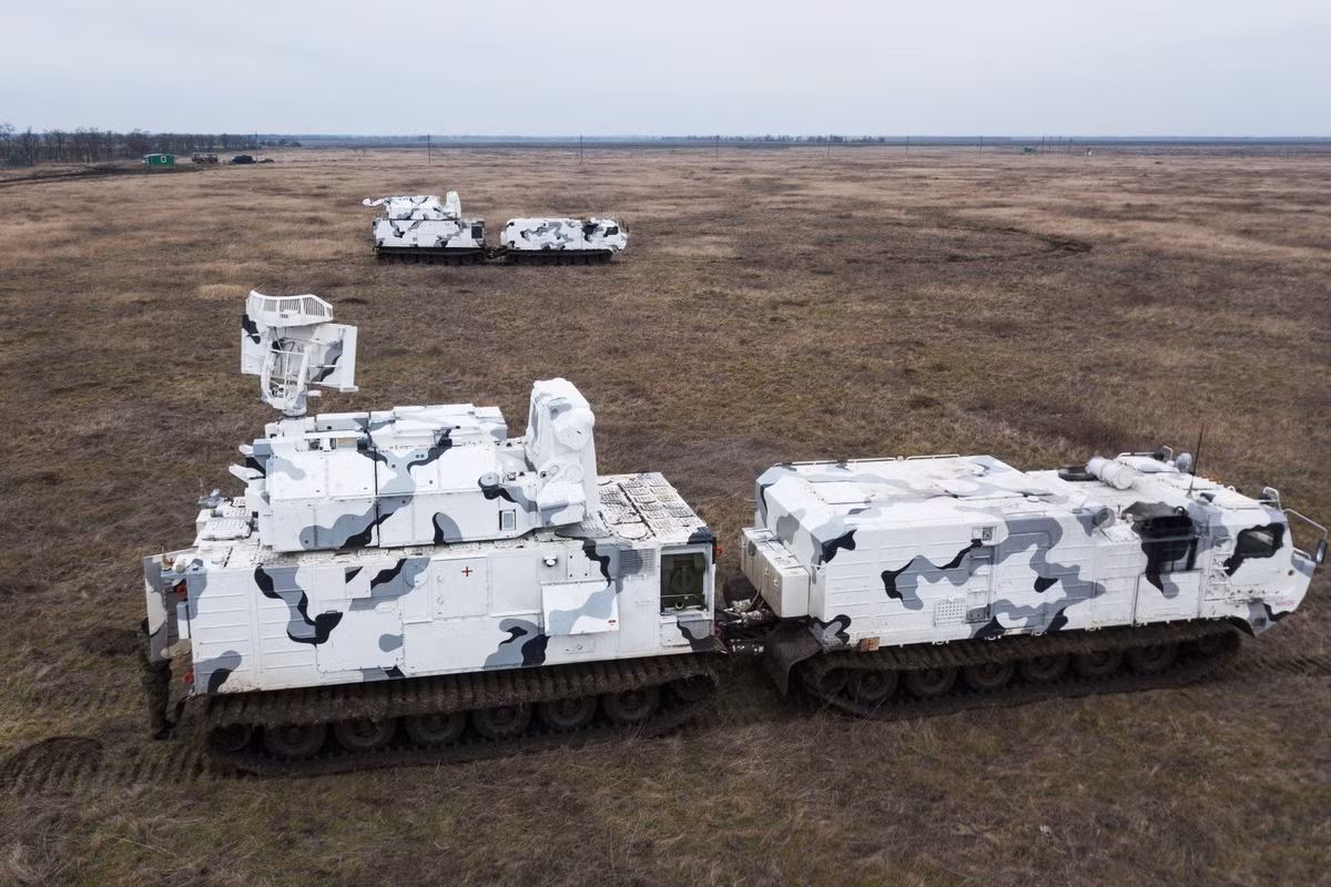 Hệ thống Tor-M2DT bao gồm hai toa xe, toa đầu tiên là theo dõi và lái trong khi toa thứ hai bao gồm radar và bệ phóng tên lửa. Hệ thống hoạt động rất tốt trong điều kiện thời tiết phức tạp ở Bắc Cực, tên lửa có thể hoạt động trong điều kiện nhiệt độ thấp tới âm 50 độ C.