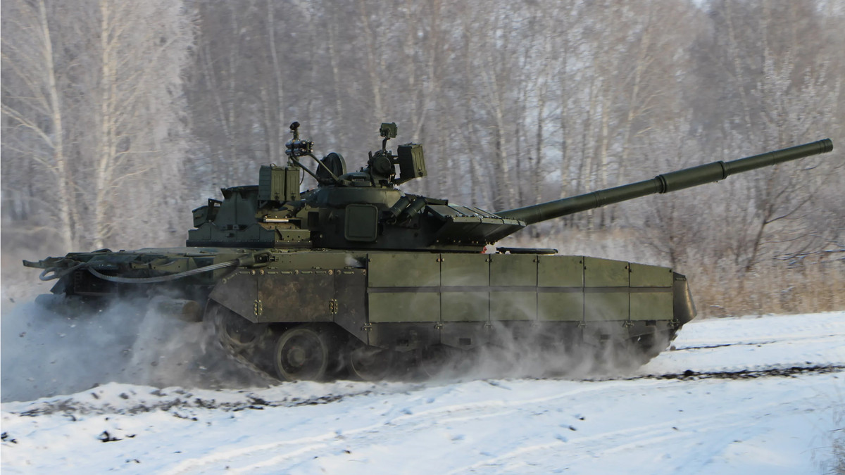 Ưu điểm của T-80BVM là sử dụng động cơ tuabin khí GTD-1250TF, về cơ bản nó là một động cơ trực thăng, được sửa đổi để sử dụng trên xe tăng. Ưu điểm của động cơ này là kích thước nhỏ gọn, công suất đầu ra cao và khả năng khởi động khi nhiệt độ thấp tới -40°C. Chính vì vậy, các xe tăng dòng T-80 rất được ưa chuộng ở các khu vực phía Bắc nước Nga.