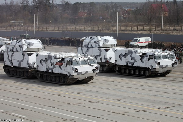 Tor-M2DT lần đầu tiên được ra mắt tại Lễ duyệt binh Ngày Chiến thắng trên Quảng trường Đỏ ở Moscow vào năm 2017, các phương tiện sơn trắng với tên lửa phòng không được thiết kế đặc biệt để sử dụng ở các vùng Bắc Cực của Nga.