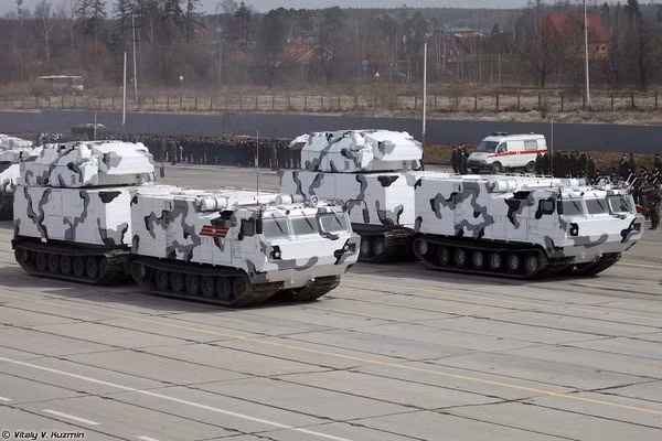 Tor-M2DT lần đầu tiên được ra mắt tại Lễ duyệt binh Ngày Chiến thắng trên Quảng trường Đỏ ở Moscow vào năm 2017, các phương tiện sơn trắng với tên lửa phòng không được thiết kế đặc biệt để sử dụng ở các vùng Bắc Cực của Nga.