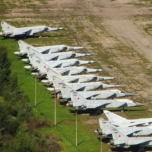 Một điều thú vị là tất cả khách hàng mua các biến thể chiến đấu của MiG-25 đều là các quốc gia giàu dầu mỏ, điều này có thể giúp trang trải mức tiêu thụ nhiên liệu rất cao bằng nguồn tài nguyên của họ với chi phí thấp.