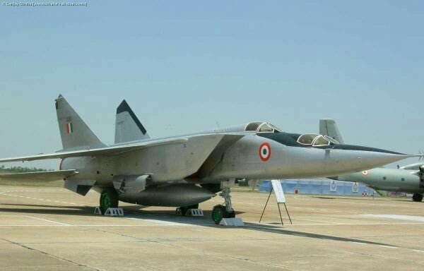Những chiếc MiG-25 của nước này đã được cho nghỉ hưu vào năm 2006, và trong suốt 25 năm thực hiện nhiệm vụ xâm nhập vào lãnh thổ Pakistan, không một chiếc MiG-25 nào bị bắn hạ. Với sự ra đời của các vệ tinh do thám tiên tiến, Ấn Độ không còn nhu cầu về các đơn vị trinh sát như MiG-25 nữa.