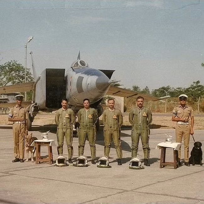MiG-25 được Không quân Ấn Độ sử dụng để xâm nhập sâu vào không phận Pakistan nhằm trinh sát chiến lược trên lãnh thổ quốc gia đối thủ, nhiệm vụ này được tiến hành thường xuyên mà hoàn toàn không bị phát hiện trong suốt những năm 1980.