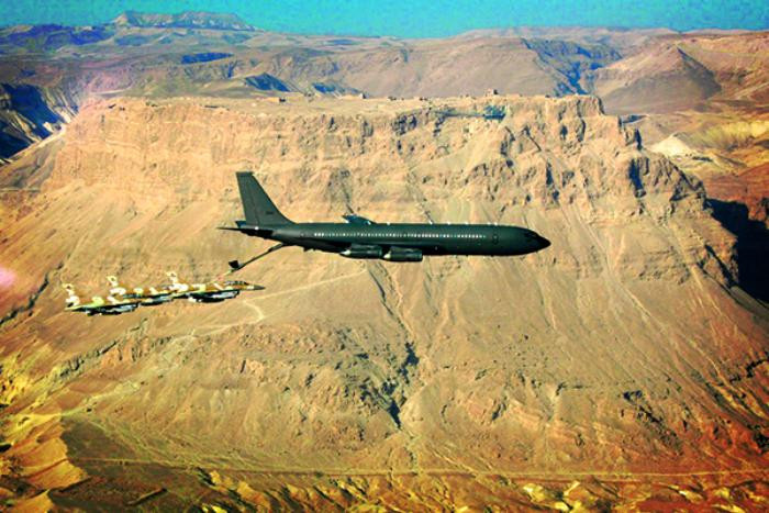 Để có thể tiến công Iran bằng tiêm kích F-35, Israel phải dựa vào số máy bay tiếp dầu trên không. Lực lượng Không quân Israel (IAF) từ lâu đã duy trì khả năng tiếp nhiên liệu trên không, lợi thế này cho phép máy bay chiến đấu của họ, có tầm hoạt động khắp Trung Đông.