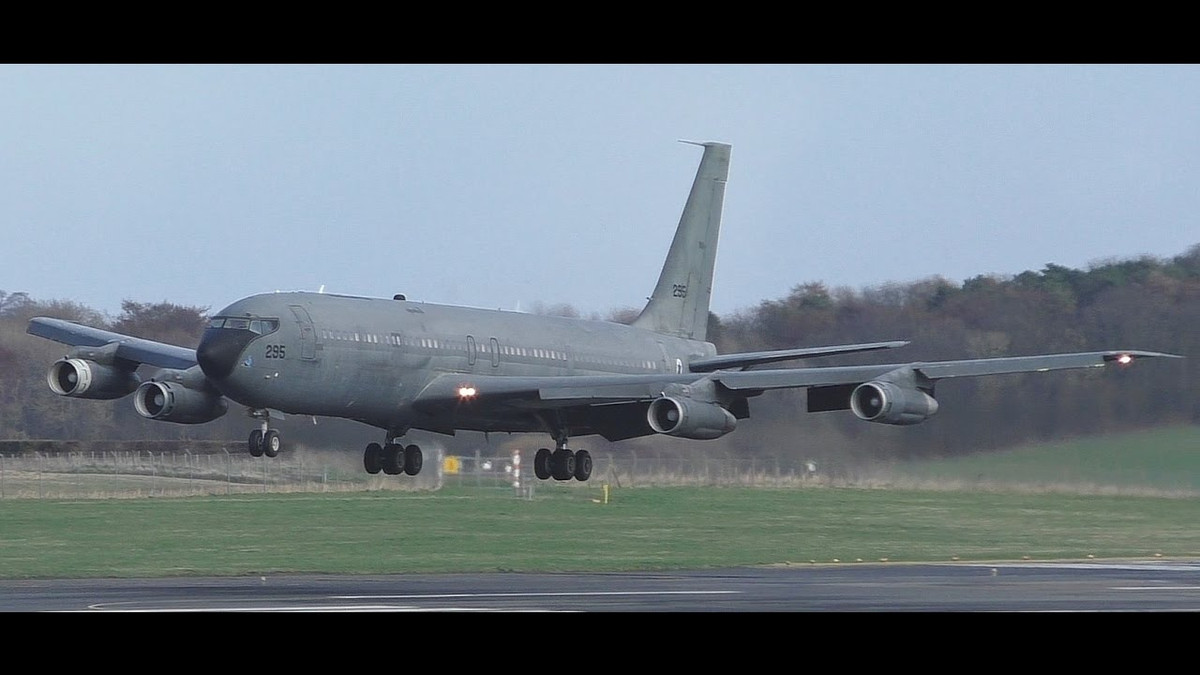 Hầu hết các máy bay tiếp dầu Boeing của IAF đều đã trên 60 tuổi, chiếc Boeing 707 ra đời từ năm 1958, đã từ lâu không còn hoạt động trong lĩnh vực hàng không thương mại, và không còn phụ tùng thay thế. Năm 2017, IAF đã phải mua một chiếc 707 cũ, của Lực lượng Không quân Brazil, chỉ để lấy phụ tùng thay thế.