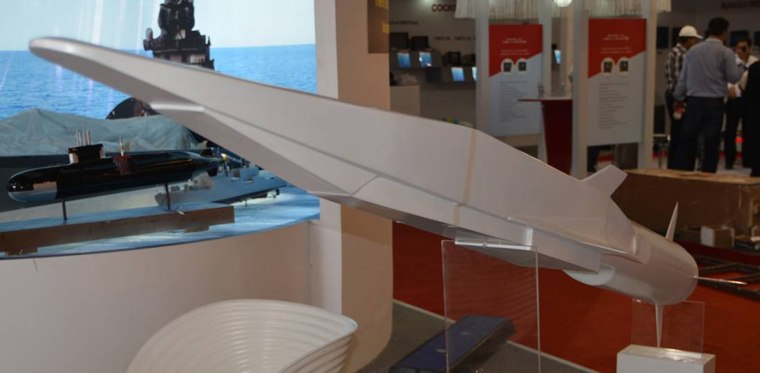 Tên lửa Zircon có tầm bắn tối đa đạt tới 1.000 km, tốc độ bay tối đa đạt Mach 9. Tên lửa Zircon là một phương tiện bay vượt siêu âm với động cơ scramjet, thích hợp để phóng từ các bệ phóng trên biển như tàu mặt nước và tàu ngầm hạt nhân.