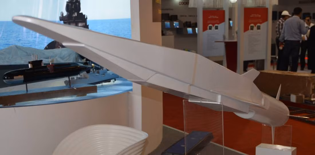 Tên lửa Zircon có tầm bắn tối đa đạt tới 1.000 km, tốc độ bay tối đa đạt Mach 9. Tên lửa Zircon là một phương tiện bay vượt siêu âm với động cơ scramjet, thích hợp để phóng từ các bệ phóng trên biển như tàu mặt nước và tàu ngầm hạt nhân.