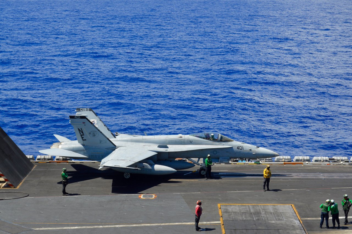 Ngoài việc cho loại biên một số lượng lớn tàu chiến, Hải quân Mỹ cũng có kế hoạch cho loại biên tất cả số tiêm kích hạm F/A-18C/ D Hornet, ngay trong năm tài chính 2021; chỉ còn giữ lại F/A-18E/ F Super Hornet, EA-18G Growler và F-35C; tất nhiên hiệu quả chiến đấu của chúng, sẽ được nâng lên.